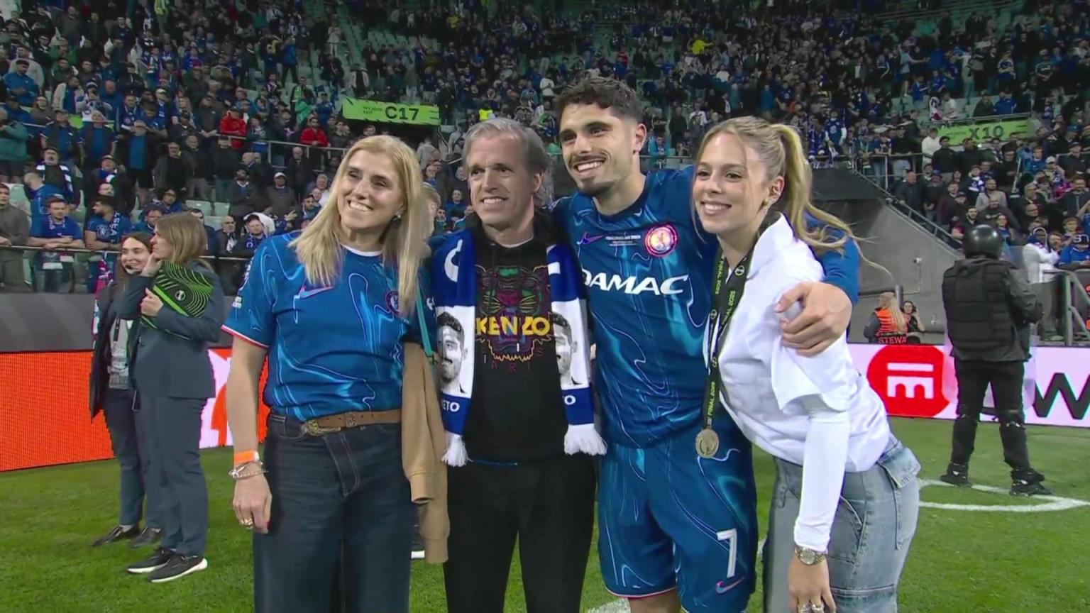 內(nèi)托好福氣！奪冠后高顏值女友來合照，身材相當哇塞！