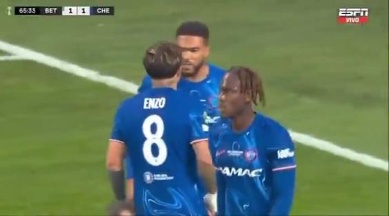 繼續(xù)干！恩佐進球后給了詹姆斯一巴掌，兩人頂頭互相打氣