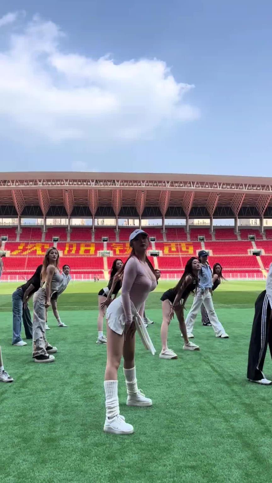 好看！在彩排的遼寧鐵人啦啦隊小姐姐們